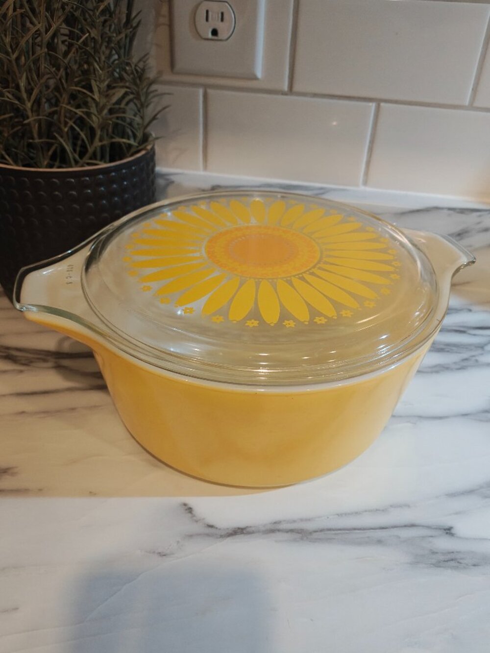 Vintage Pyrex Daisy Sunflower Yellow Casserole Dish with Glass Lid 1968–1973 - Picture 9 of 11